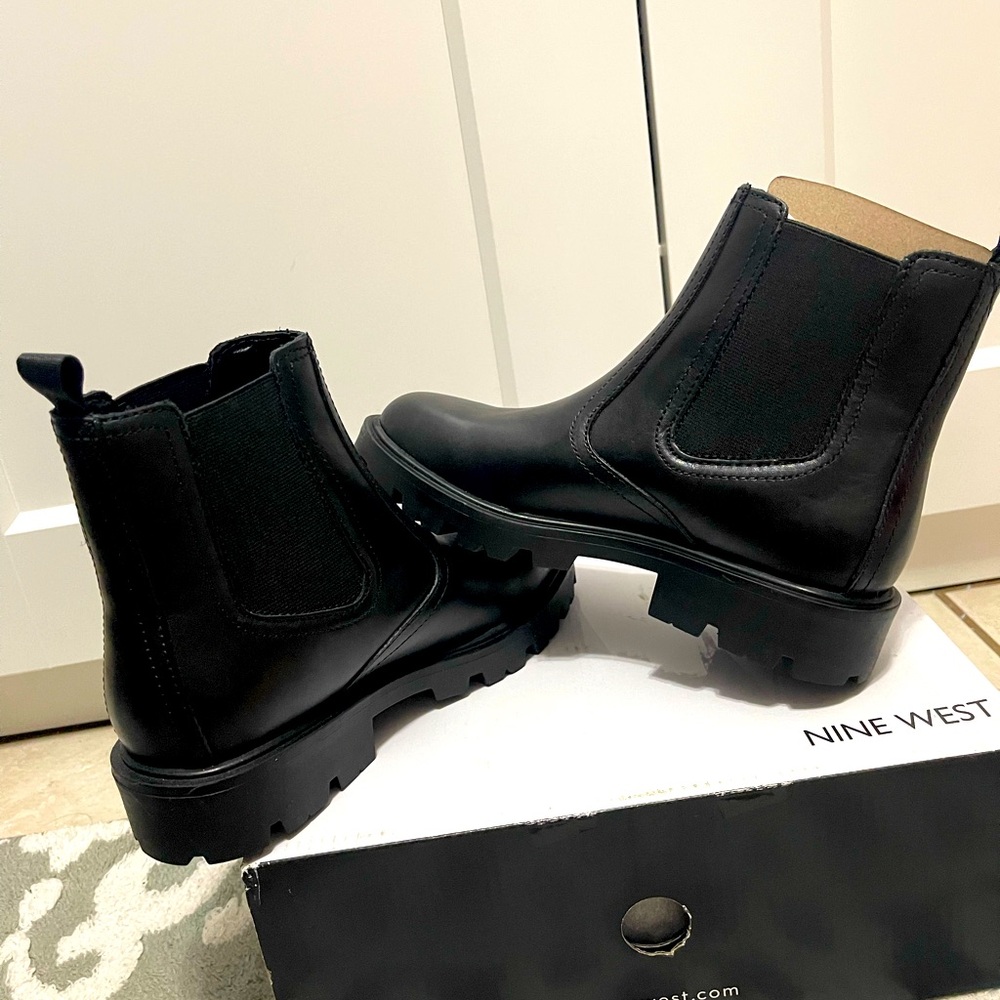 💚💜🌼NIB Nine West Black Yeeps Chelsea Boots Classic Design - Picture 5 of 8